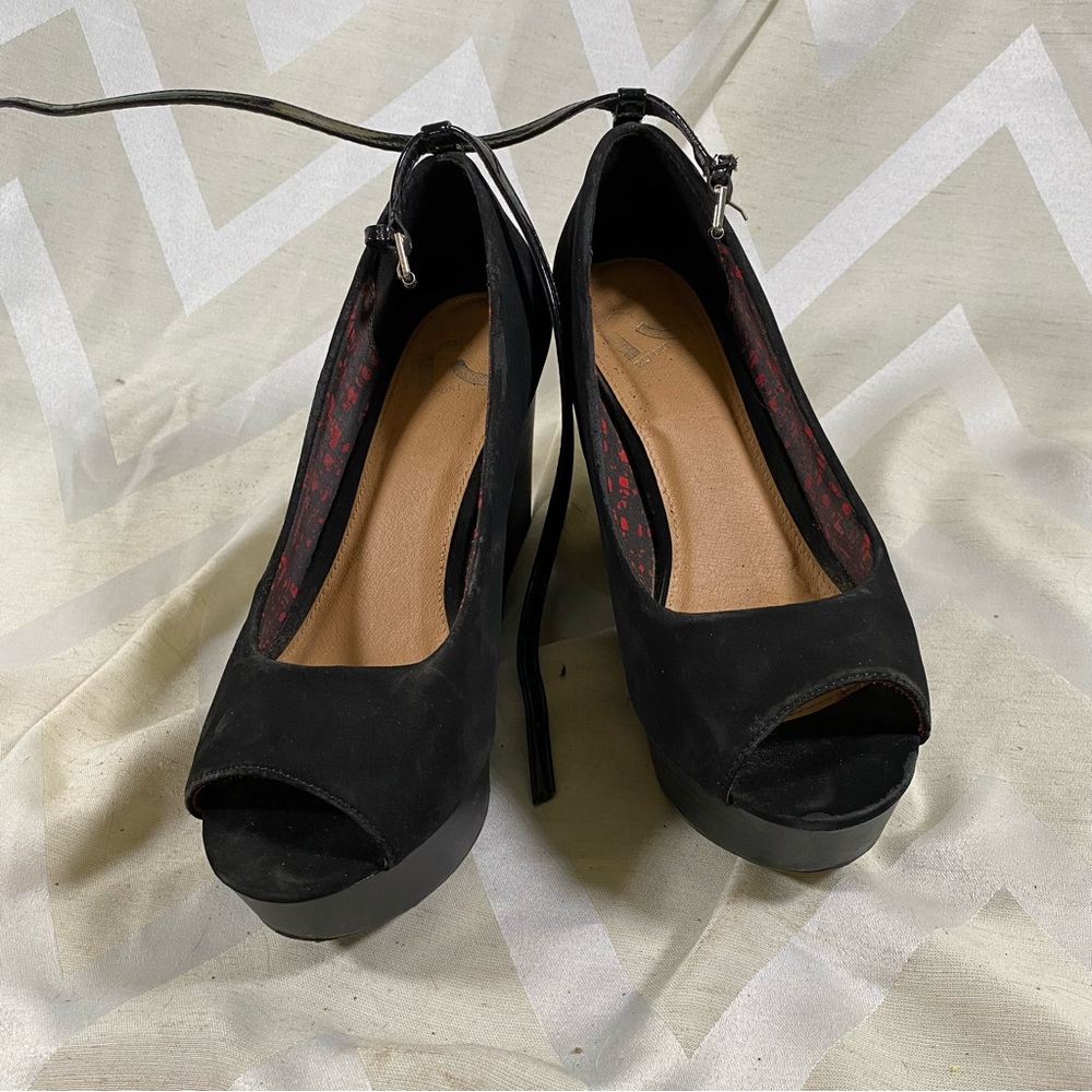 Wedge style Report heels